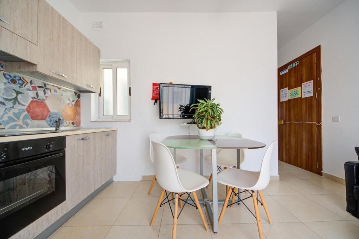 Azure Haven - Gzira Apartments And Penthouse By Shortletsmalta Quarto foto