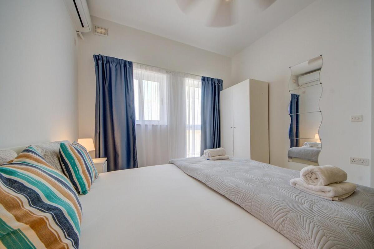 Azure Haven - Gzira Apartments And Penthouse By Shortletsmalta Quarto foto